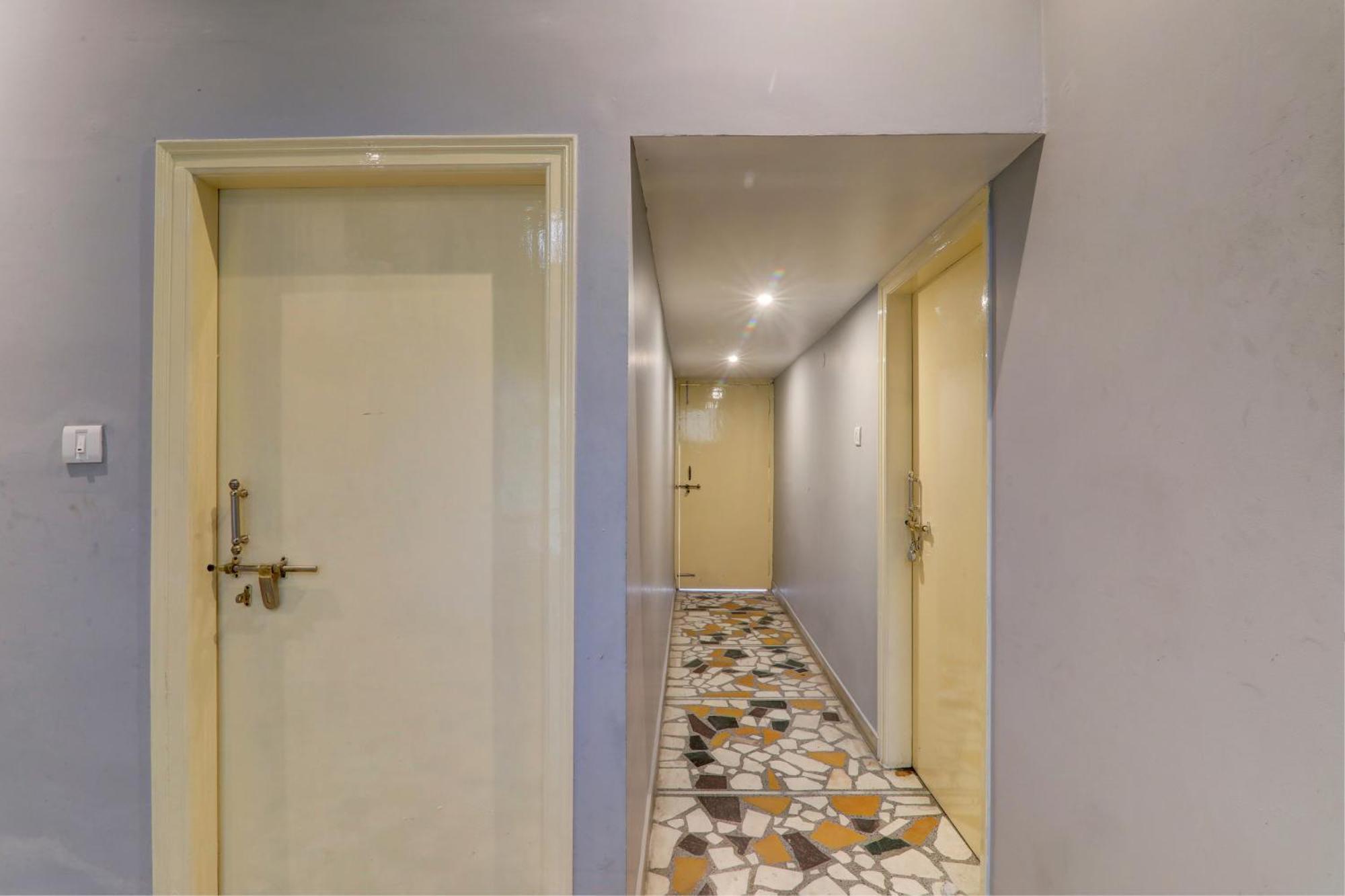 Hotel O Flagship Adbhut Moment Hotel Варанаси Екстериор снимка