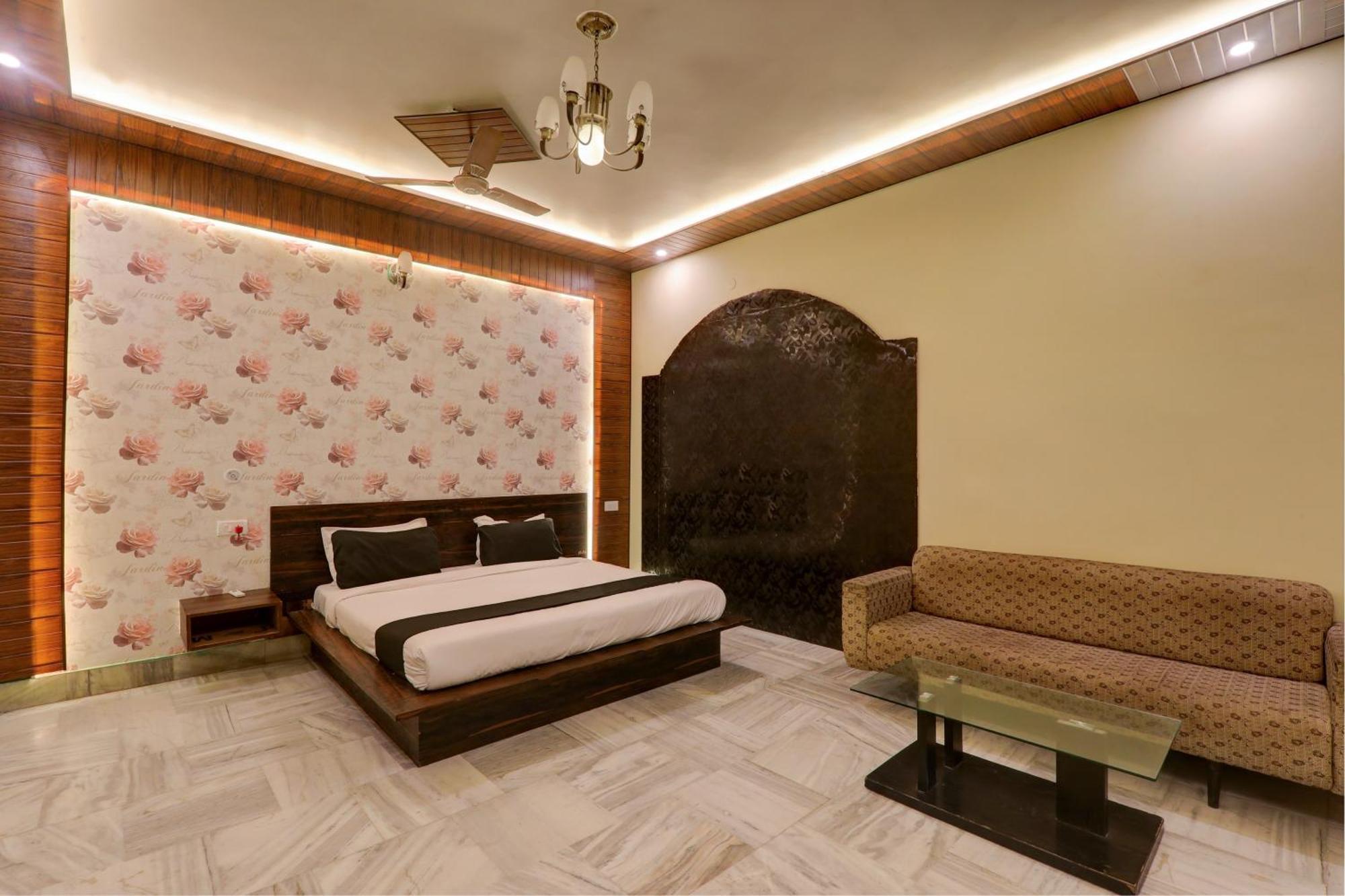 Hotel O Flagship Adbhut Moment Hotel Варанаси Екстериор снимка