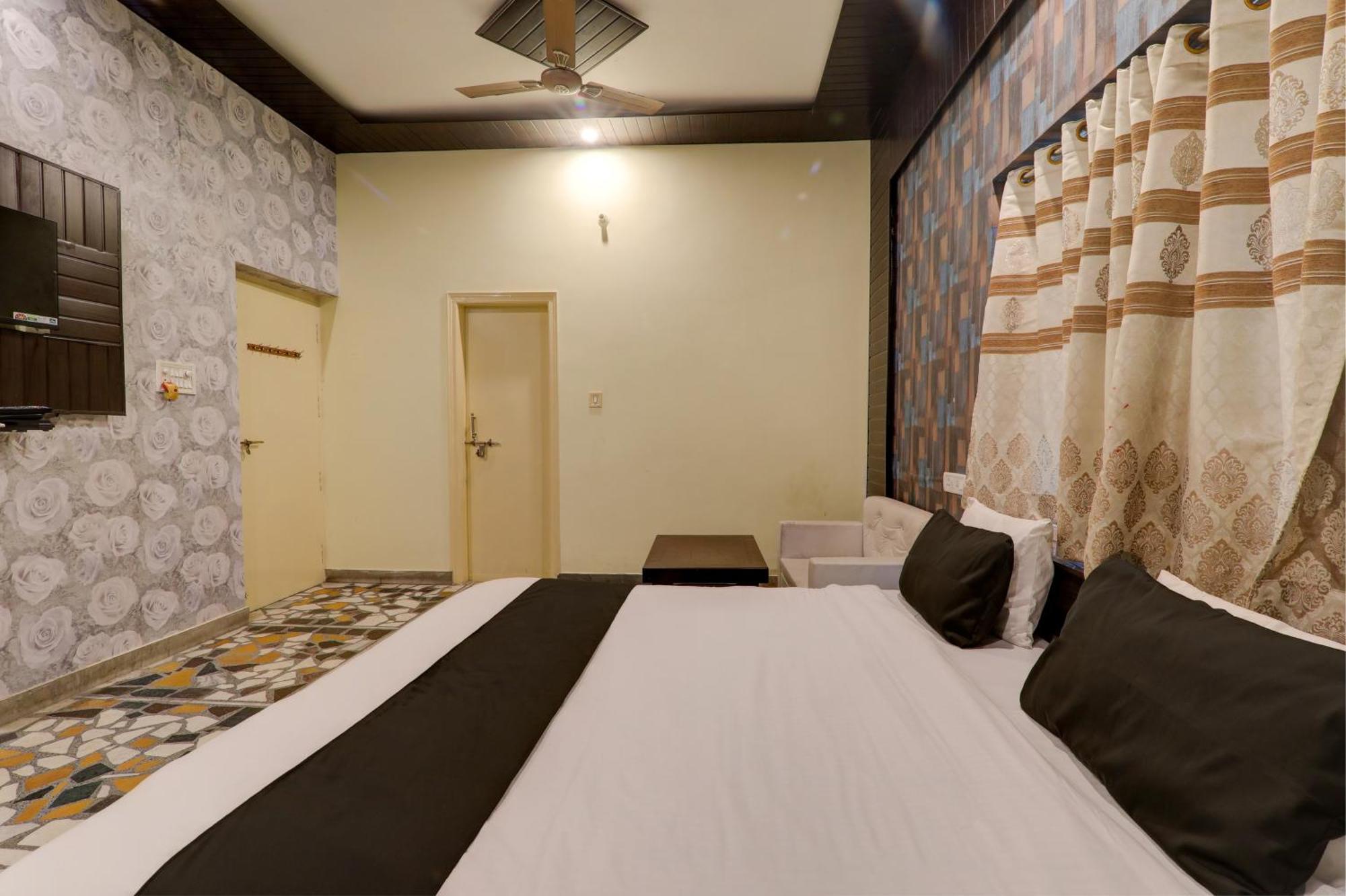 Hotel O Flagship Adbhut Moment Hotel Варанаси Екстериор снимка