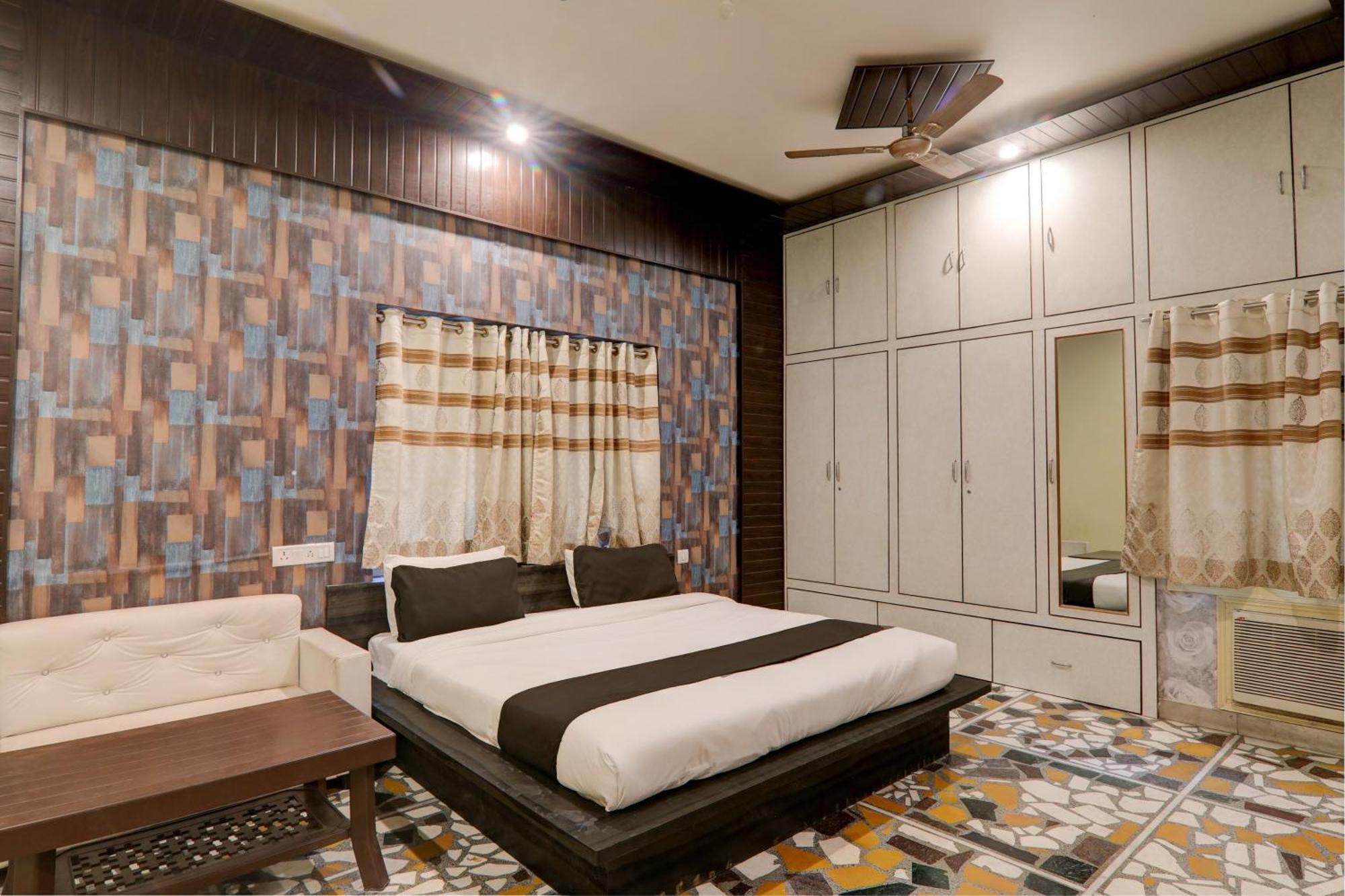 Hotel O Flagship Adbhut Moment Hotel Варанаси Екстериор снимка
