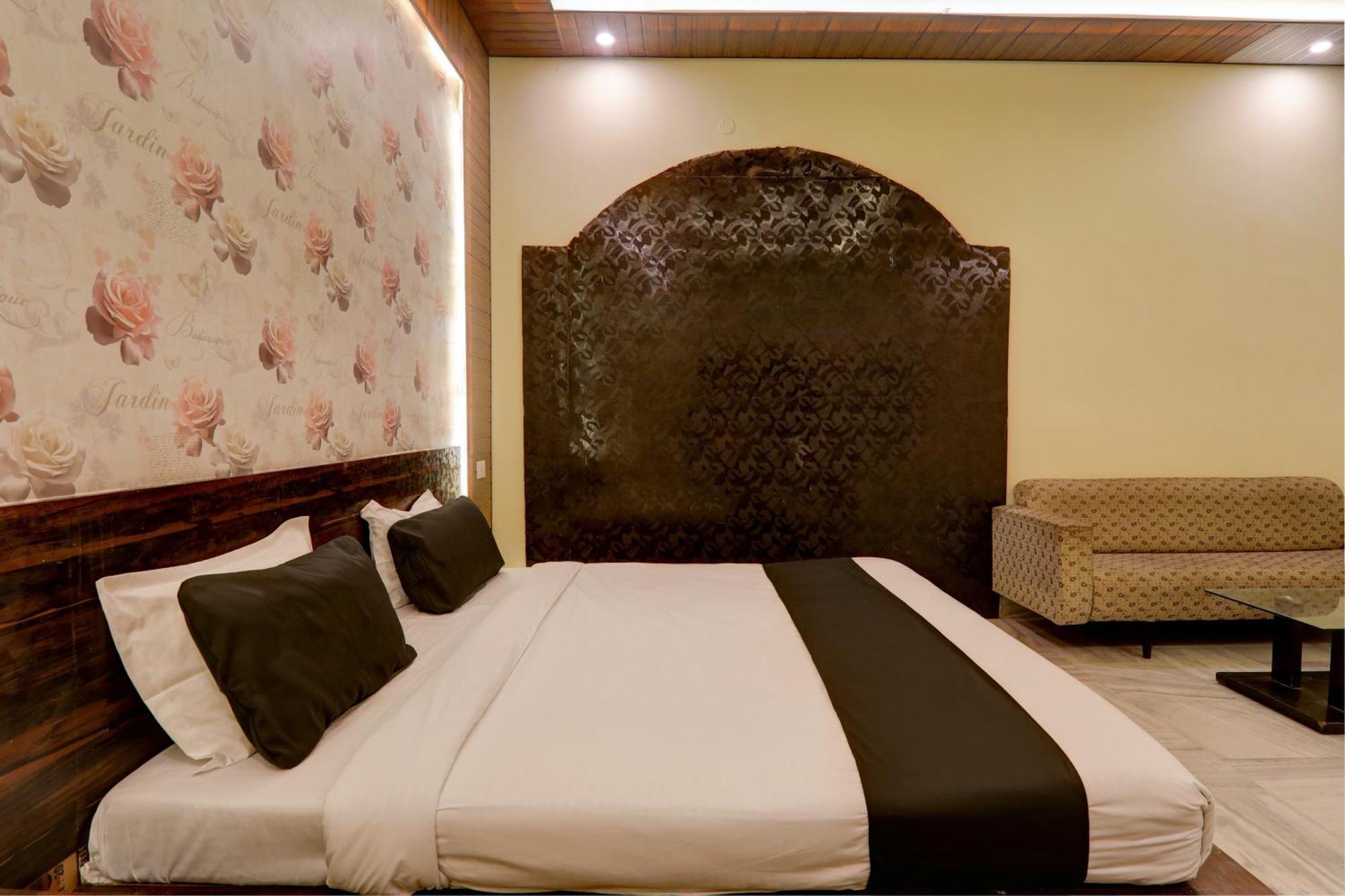 Hotel O Flagship Adbhut Moment Hotel Варанаси Екстериор снимка