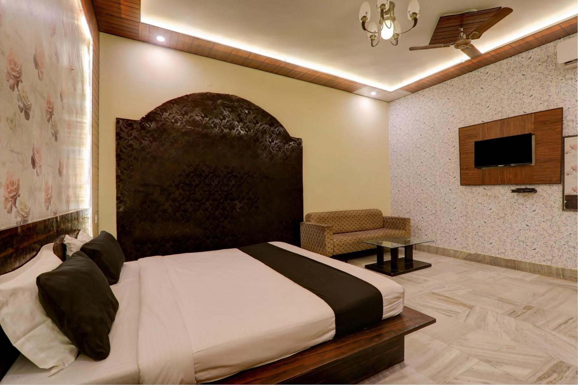 Hotel O Flagship Adbhut Moment Hotel Варанаси Екстериор снимка