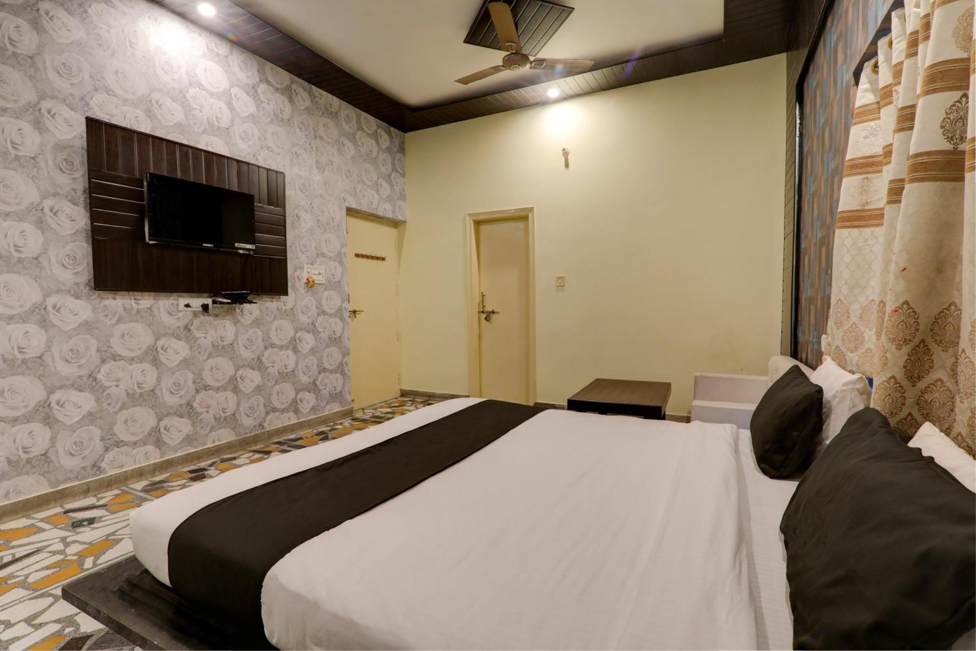Hotel O Flagship Adbhut Moment Hotel Варанаси Екстериор снимка