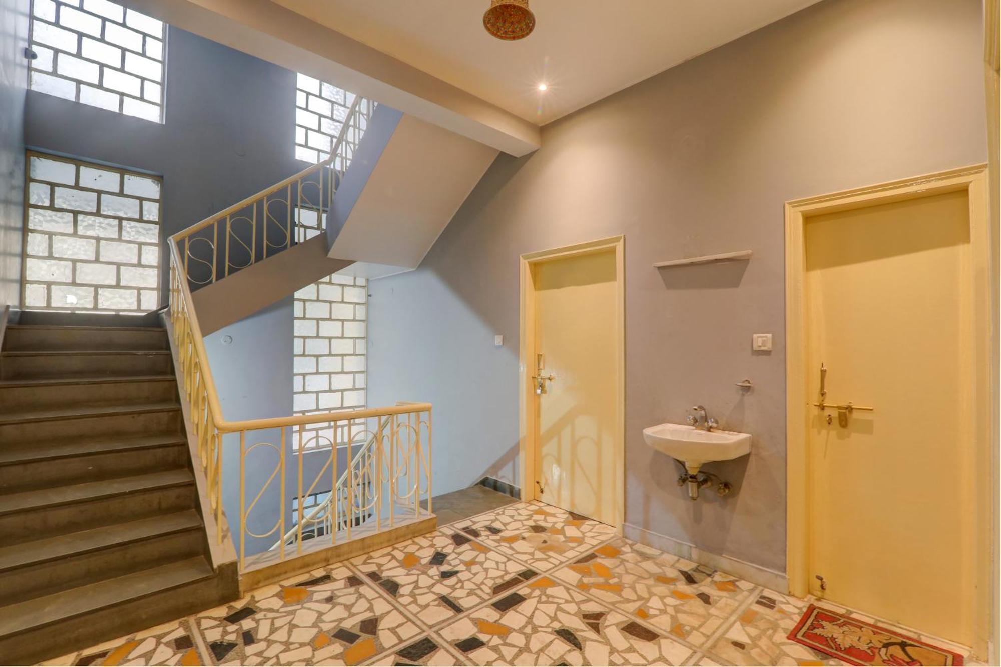 Hotel O Flagship Adbhut Moment Hotel Варанаси Екстериор снимка