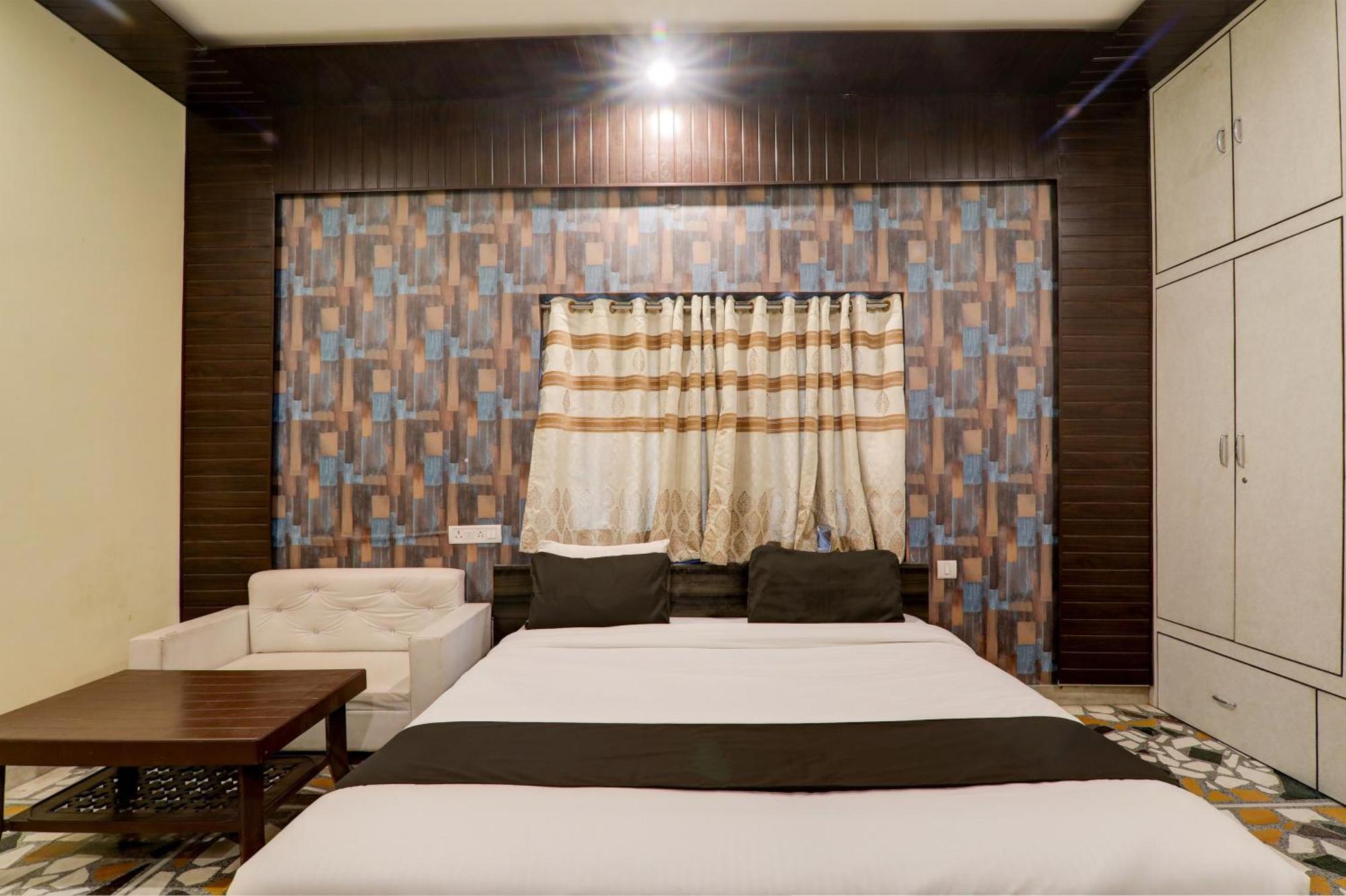 Hotel O Flagship Adbhut Moment Hotel Варанаси Екстериор снимка