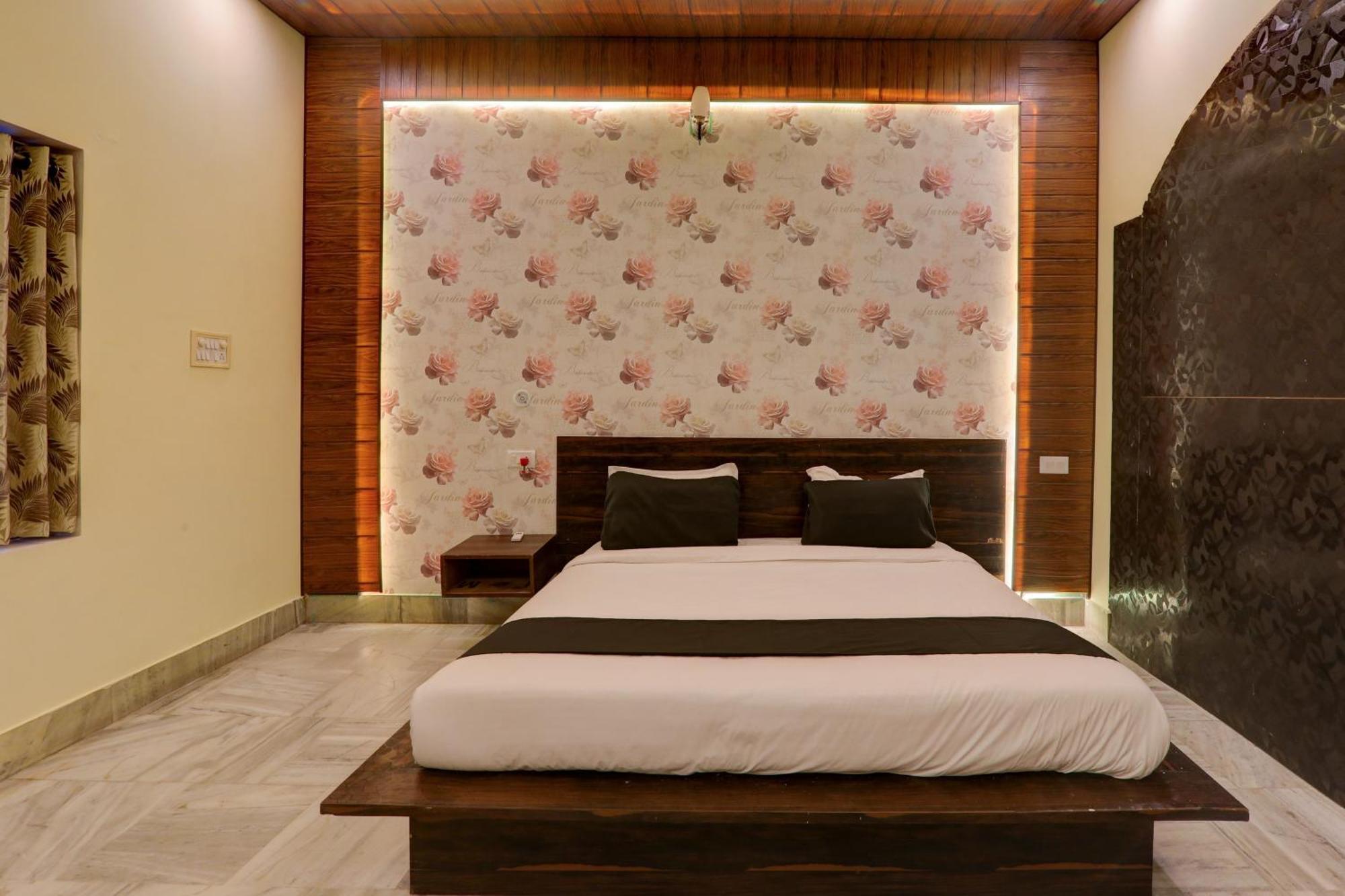 Hotel O Flagship Adbhut Moment Hotel Варанаси Екстериор снимка